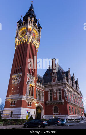 Municipio (Hotel de Ville) a Place du Soldat Inconnu in Calais in Francia Foto Stock