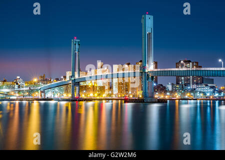 Isola di reparti ponte pedonale che attraversa il fiume Harlem tra Manhattan Island e reparti di degenza isola nella città di New York Foto Stock