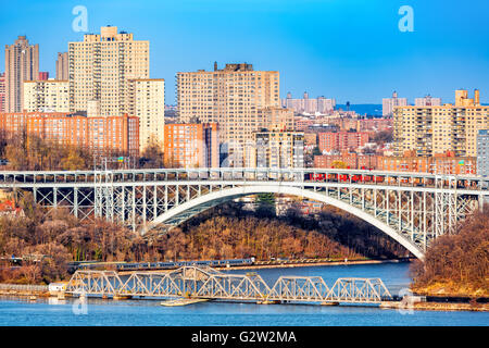 Henry Hudson Bridge campate Spuyten Duyvel Creek, nella città di New York Foto Stock