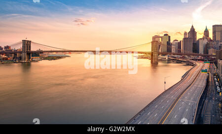 Il Ponte di Brooklyn e FDR Drive al tramonto Foto Stock