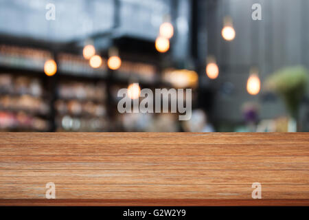 Top tavolo in legno con sfondo cafe, stock photo Foto Stock