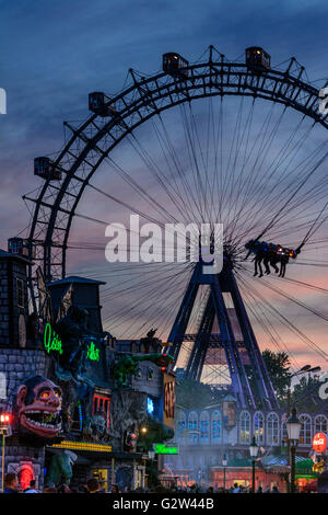 Prater con haunted castle , ruota panoramica e oscillazione Tornado ' ', Austria, Vienna Wien Foto Stock