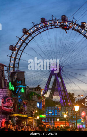Prater con haunted castle , ruota panoramica e oscillazione Tornado ' ', Austria, Vienna Wien Foto Stock