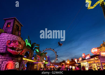 Prater con haunted castle , ruota panoramica e oscillazione Tornado ' ', Austria, Vienna Wien Foto Stock