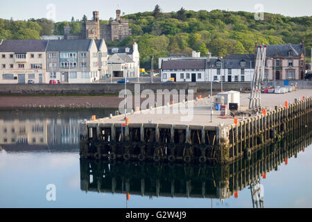 Porto di Stornoway con Lews Castle in background isola di Lewis Western Isles Ebridi Esterne Scotland Regno Unito Foto Stock