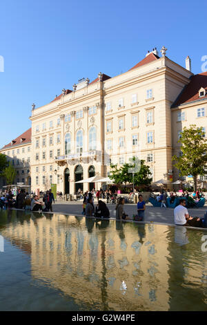 Cortile del MuseumsQuartier con la ' ' Enzis sedili, Austria, Vienna Wien Foto Stock
