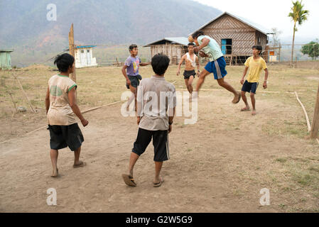 Ragazzi giocare pallavolo kick (sepak takraw) con una sfera di rattan, Kayan Stato, Myanmar Foto Stock