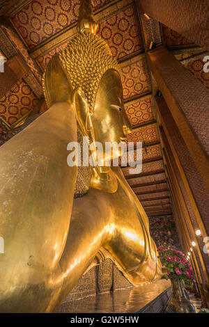 Buddha reclinato di Wat Pho tempio a Bangkok, in Thailandia. Foto Stock