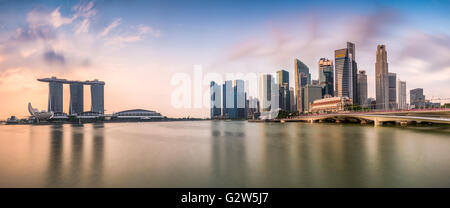 Lo skyline di Singapore presso la Marina durante il crepuscolo. Foto Stock