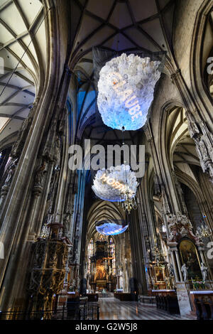 La cattedrale di Santo Stefano (Stephansdom) interno con arte di installazione, Austria, Vienna Wien Foto Stock