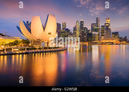 Lo skyline di Singapore presso la Marina durante il crepuscolo. Foto Stock