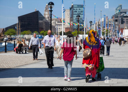 Giorno di estate fuori all'International Mersey River Festival 2016, Foto Stock