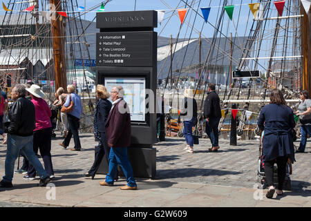 Indicazioni per diverse destinazioni per la folla di turisti, escursionisti, i visitatori e i turisti, visitare il tall ships evento in dockland presso l'International Mersey River Festival 2016, REGNO UNITO. Le direzioni di Albert Dock, Kings Dock. La principessa dock, Waterfront, la Tate Liverpool, Informazioni, Servizi igienici e la storia dei Beatles, Merseyside. Foto Stock