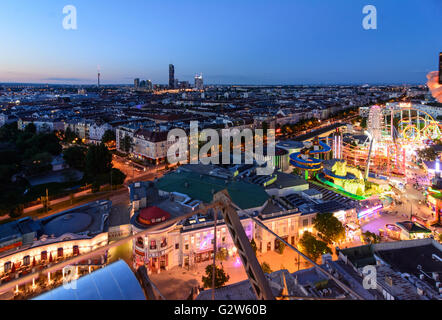 Vista dalla ruota panoramica nel parco di divertimenti Prater con la mano di fotografare turistico, Austria, Vienna Wien Foto Stock