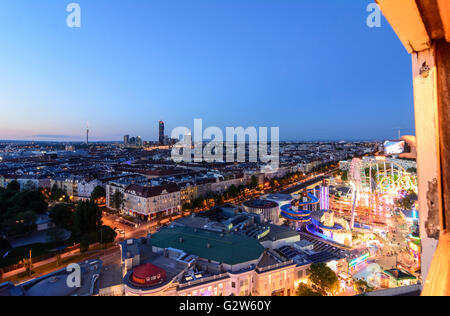 Vista dalla ruota panoramica nel parco di divertimenti Prater con la mano di fotografare turistico, Austria, Vienna Wien Foto Stock