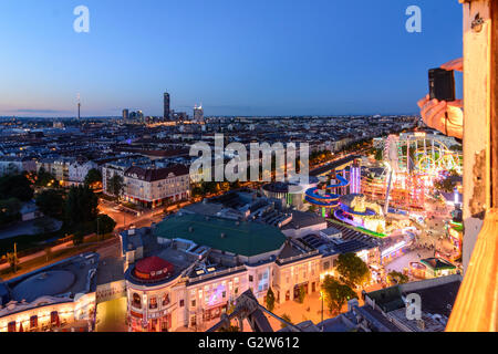 Vista dalla ruota panoramica nel parco di divertimenti Prater con la mano di fotografare turistico, Austria, Vienna Wien Foto Stock