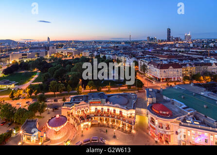 Vista dalla ruota panoramica nel parco di divertimenti Prater e verso la Torre del Danubio , Donau City , DC Tower 1, Austria, Vienna, Wie Foto Stock