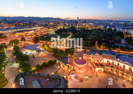 Vista dalla ruota panoramica nel parco di divertimenti Prater e il Praterstern, Austria, Vienna Wien Foto Stock