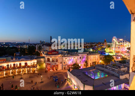 Vista dalla ruota panoramica nel parco di divertimenti Prater e verso la Torre del Danubio , Donau City , DC Tower 1, Austria, Vienna, Wie Foto Stock