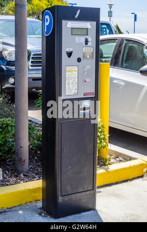 A pagare per parcheggiare Kiosk o piedistallo alla fine di Powell St a Emeryville California Foto Stock