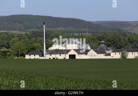 Vista in lontananza Fettercairn distillery Aberdeenshire Scozia Giugno 2016 Foto Stock