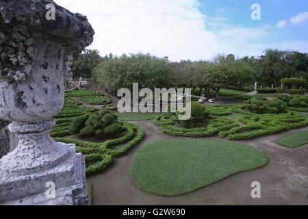 Giardini formali presso il centro storico di Vizcaya Museum su Biscayne Bay in Coconut Grove area di Miami, Florida. Foto Stock