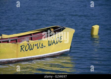 Una barca a remi ormeggiate gara con il nome di fila vs Wade in riferimento alla famosa aborto pregiudiziale da parte della Corte suprema di Sarasota in Florida. Foto Stock