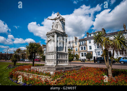 Statua della regina Victoria voluta per celebrare il monarca del Giubileo di diamante e posizionati su Clifftown Parade Southend on Sea, Essex, Regno Unito Foto Stock