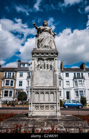 Statua della regina Victoria è stata voluta per celebrare il monarca del Giubileo di diamante ed è posizionato sul Clifftown Parade Southend on Sea Foto Stock