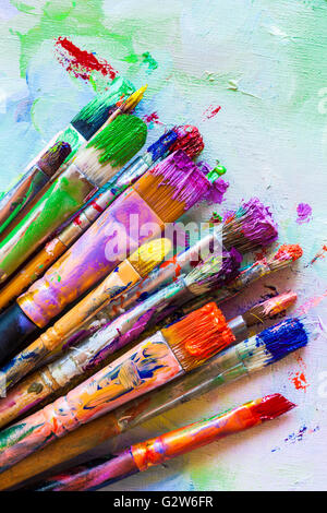 Mazzetto di artista pennelli closeup su tela. Foto Stock
