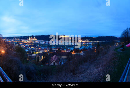 Vista dal Mariahilf chiesa di pellegrinaggio presso il centro storico di Passau con la cattedrale di St. Stephan con l'Inn in primo piano un Foto Stock