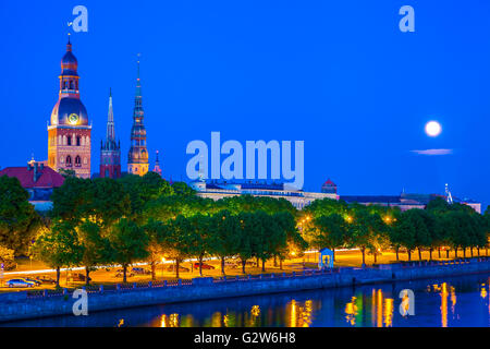 Città vecchia di riga con la riflessione nel fiume Daugava di notte. Riga, Lettonia Foto Stock