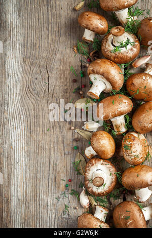 Funghi e spezie su un tavolo di legno. Vista dall'alto. Retrò tonica. Foto Stock