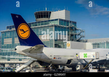 Aeroporto di Francoforte : Boeing 747 Lufthansa al di fuori del terminale per il caricamento, Assia, Hesse , Frankfurt am Main Foto Stock