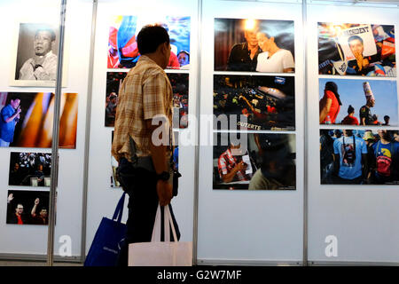 Filippine. 02Giugno, 2016. Spettatore durante la visualizzazione mostra fotografica di Duterte: la realizzazione di un presidente' mostra fotografica da selezionato photojournalists filippini alla XXI Graphic Expo 2016 a SMX Convention Center (MOA) in Pasay City, la mostra sarà eseguito da giugno 2-4, 2016 . Credito: Gregorio B. Dantes Jr./Pacific Press/Alamy Live News Foto Stock