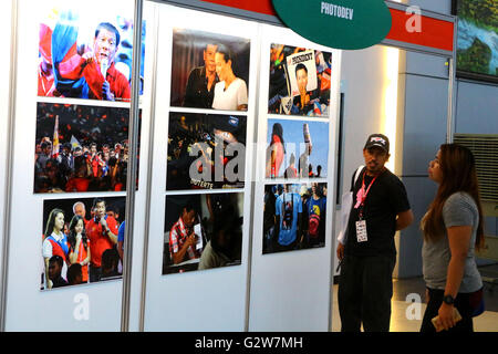 Filippine. 02Giugno, 2016. Spettatore durante la visualizzazione mostra fotografica di Duterte: la realizzazione di un presidente' mostra fotografica da selezionato photojournalists filippini alla XXI Graphic Expo 2016 a SMX Convention Center (MOA) in Pasay City, la mostra sarà eseguito da giugno 2-4, 2016 . Credito: Gregorio B. Dantes Jr./Pacific Press/Alamy Live News Foto Stock