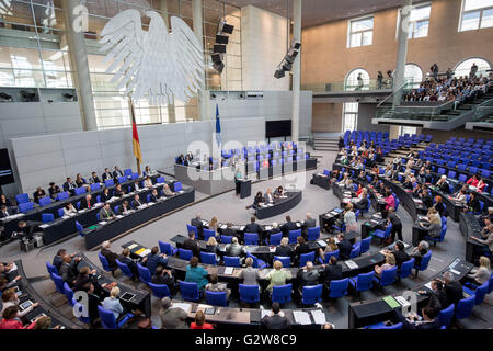 Berlino, Germania. 03 Giugno, 2016. Ministro tedesco del lavoro Andrea Nahles (C) parla al Bundestag tedesco il parlamento a Berlino, Germania, 03 giugno 2016. Il Bundestag tedesco il parlamento sta discutendo la proposta di atto di integrazione tra gli altri argomenti. Foto: MICHAEL KAPPELER/dpa/Alamy Live News Foto Stock