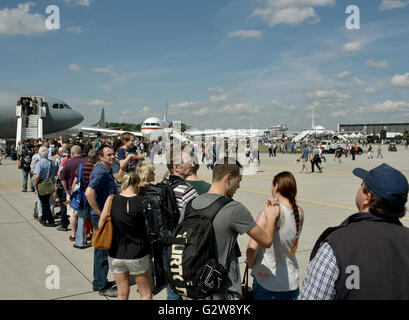 Schoenefeld, Germania. 03 Giugno, 2016. I visitatori di attendere nella parte anteriore di un Airbus A310-304 MRTT del tedesco della Air Force a ILA Berlin Air Show in Schoenefeld, Germania, 03 giugno 2016. L'air show è tenuto presso la sezione meridionale di Berlino Schoenefeld dal 01 al 04 giugno 2016. Foto: BERND SETTNIK/dpa/Alamy Live News Foto Stock