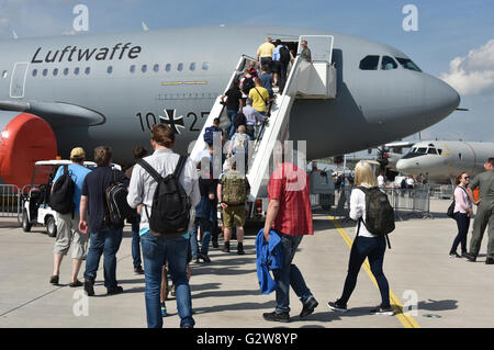 Schoenefeld, Germania. 03 Giugno, 2016. I visitatori di attendere nella parte anteriore di un Airbus A310-304 MRTT del tedesco della Air Force a ILA Berlin Air Show in Schoenefeld, Germania, 03 giugno 2016. L'air show è tenuto presso la sezione meridionale di Berlino Schoenefeld dal 01 al 04 giugno 2016. Foto: BERND SETTNIK/dpa/Alamy Live News Foto Stock