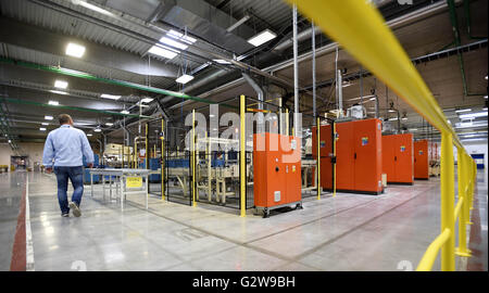 Pardubice, Repubblica Ceca. Il 30 maggio 2016. I KYB produzione produzione ceca hall in zona industriale a Pardubice, Boemia orientale, Repubblica ceca, 30 maggio 2016. © Josef Vostarek/CTK foto/Alamy Live News Foto Stock