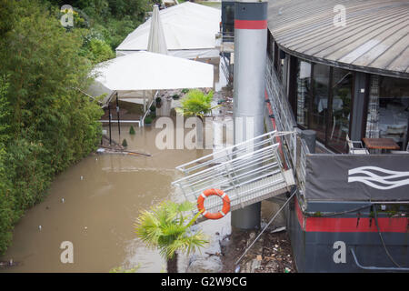 Le acque di esondazione intorno a l'Ile Saint Germain causando problemi per case galleggianti e waterfront e le aziende. Foto Stock