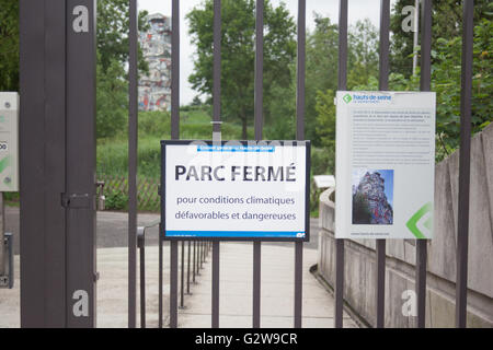 Le acque di esondazione intorno a l'Ile Saint Germain causando problemi per case galleggianti e waterfront e le aziende. Foto Stock