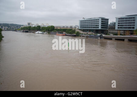 Le acque di esondazione intorno a l'Ile Saint Germain causando problemi per case galleggianti e waterfront e le aziende. Foto Stock