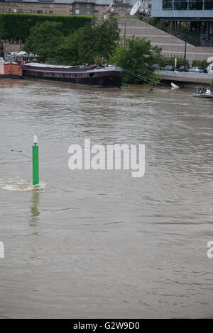 Le acque di esondazione intorno a l'Ile Saint Germain causando problemi per case galleggianti e waterfront e le aziende. Foto Stock