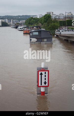 Le acque di esondazione intorno a l'Ile Saint Germain causando problemi per case galleggianti e waterfront e le aziende. Foto Stock