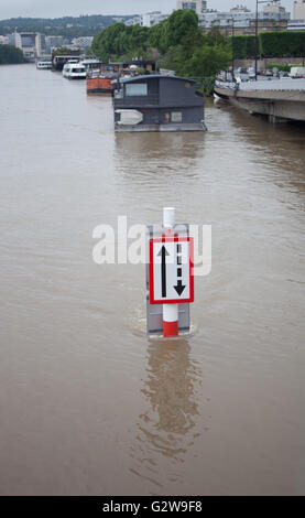 Le acque di esondazione intorno a l'Ile Saint Germain causando problemi per case galleggianti e waterfront e le aziende. Foto Stock