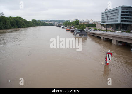 Le acque di esondazione intorno a l'Ile Saint Germain causando problemi per case galleggianti e waterfront e le aziende. Foto Stock