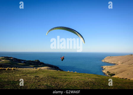 Christchurch, Nuova Zelanda. 24 apr, 2016. Christchurch, Nuova Zelanda - 24 Aprile 2016 - un parapendio decolla sulla sommità delle colline di porta il 24 aprile 2016 a Christchurch, Nuova Zelanda. © dpa/Alamy Live News Foto Stock