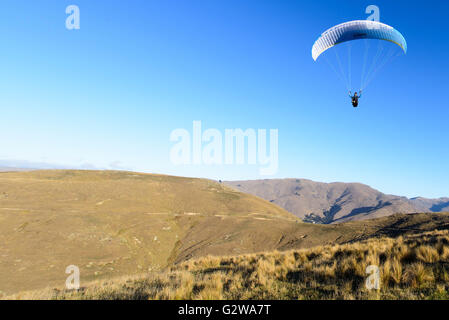 Christchurch, Nuova Zelanda. 24 apr, 2016. Christchurch, Nuova Zelanda - 24 Aprile 2016 - un parapendio vola sopra le colline di porta il 24 aprile 2016 a Christchurch, Nuova Zelanda. © dpa/Alamy Live News Foto Stock