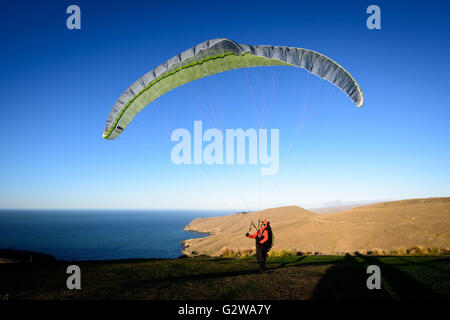 Christchurch, Nuova Zelanda. 24 apr, 2016. Christchurch, Nuova Zelanda - 24 Aprile 2016 - Un parapendio è pronta al decollo sulla sommità delle colline di porta il 24 aprile 2016 a Christchurch, Nuova Zelanda. © dpa/Alamy Live News Foto Stock